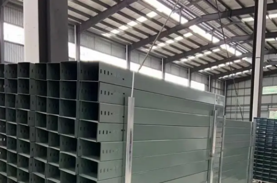 电缆桥架安装图片展示，宽度、高度和厚度相关说明